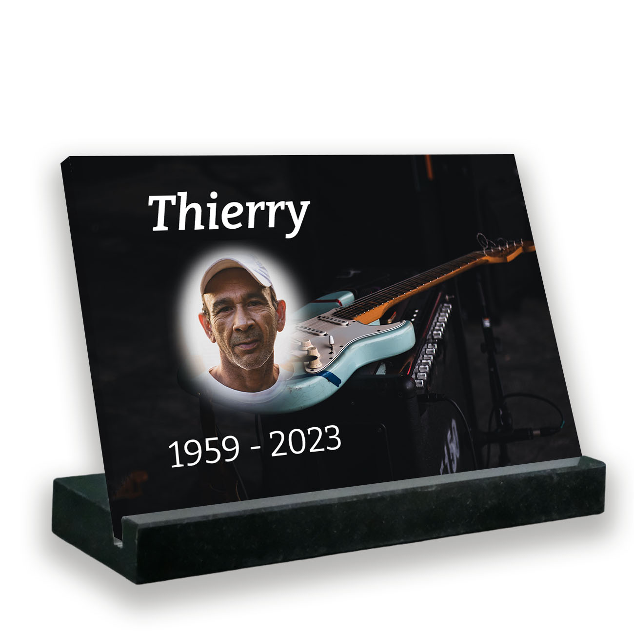 plaque funéraire personnalisée avec texte et photo socle granit noir guitare électrique bleue
