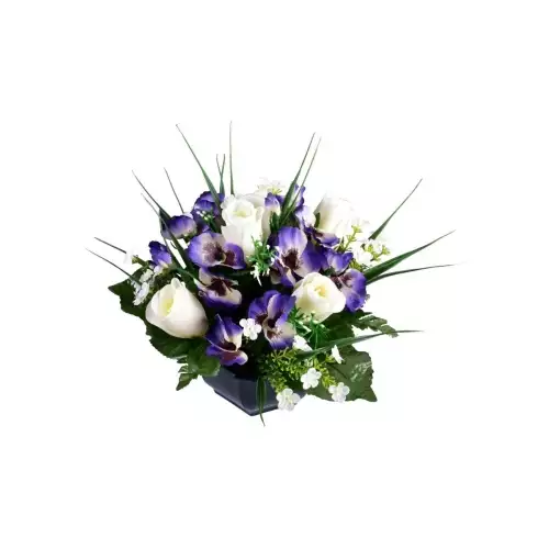 Coupe de fleurs artificielles avec des fleurs violettes et blanches, accompagnée de feuillages verts, idéale pour orner une tombe ou un monument funéraire.